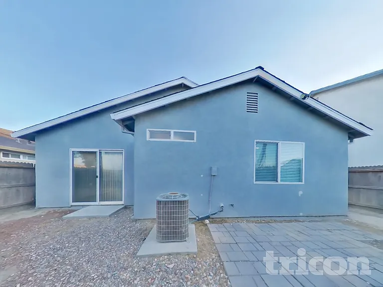 902 Emily St — Photo 15