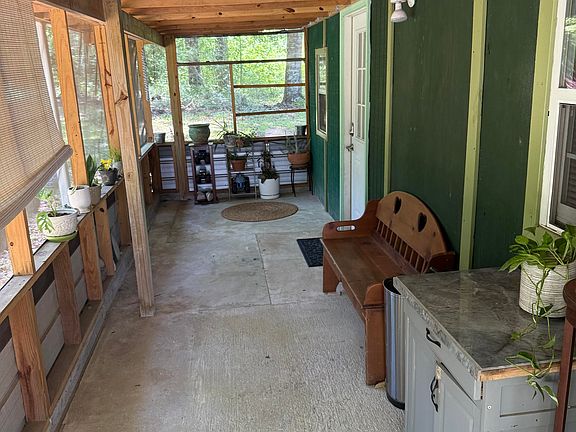 4th image of 1722 Red Hill Rd