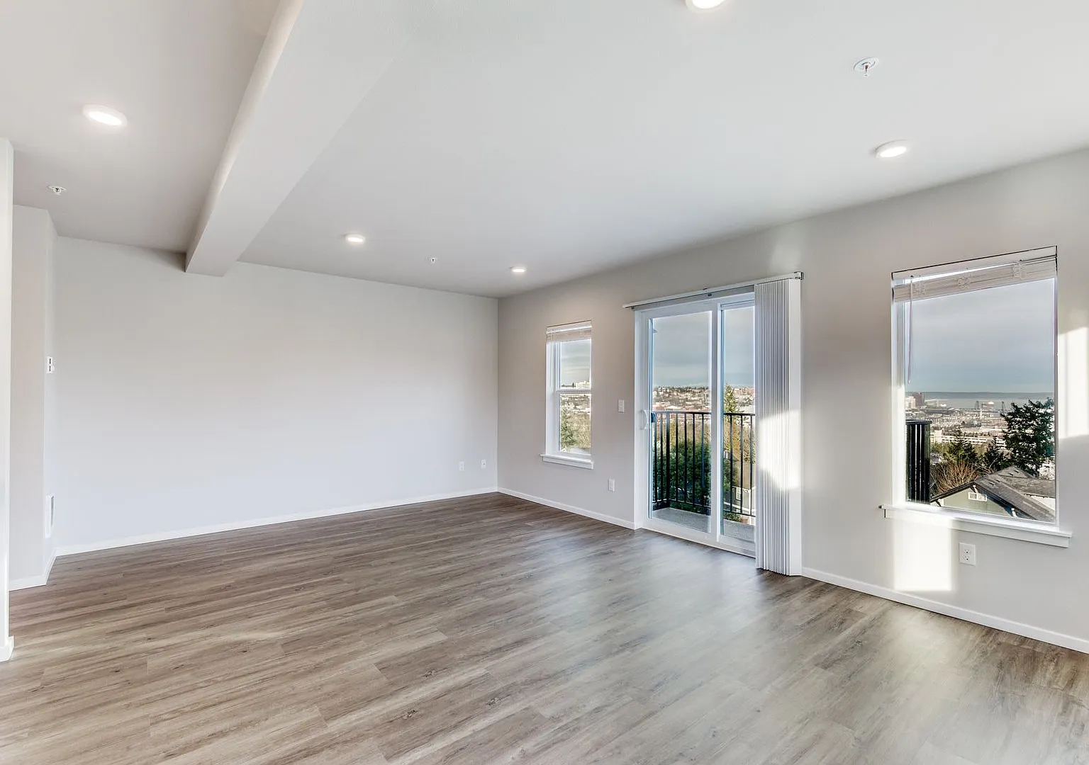 One Bedroom Apartment - Stunning Views & Private Balcony — Photo 3
