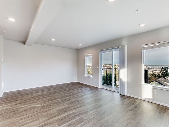 3rd image of 624 E 32nd St #403