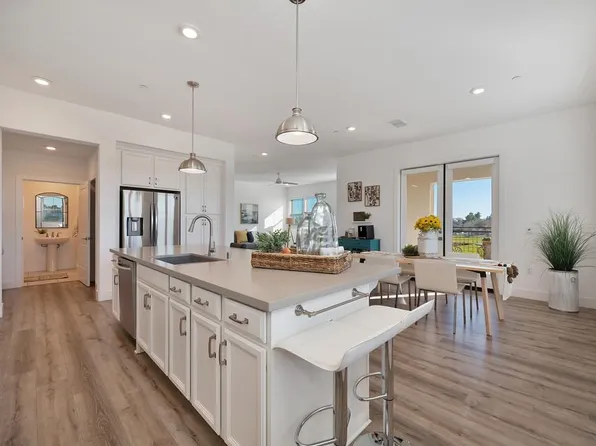 1000 Berryessa Ln APT 325, Davis, CA 95616