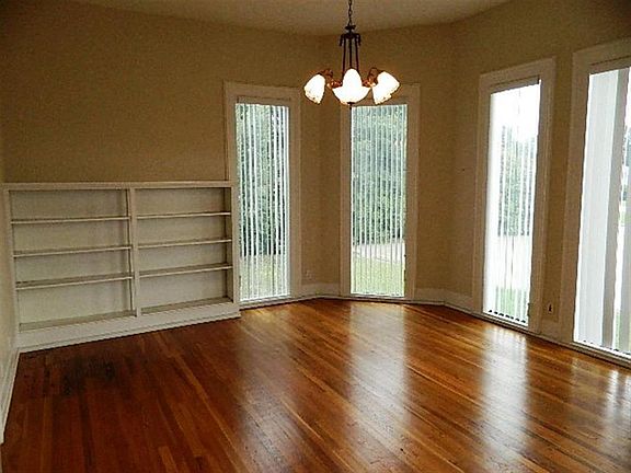 3rd image of 201 Woodcreek Dr