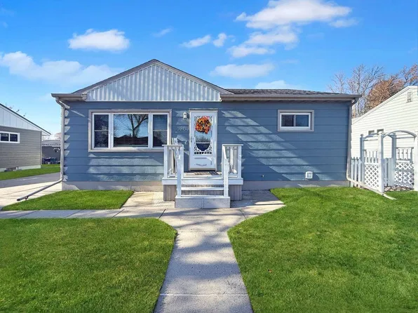 1020 8th St SE, Minot, ND 58701