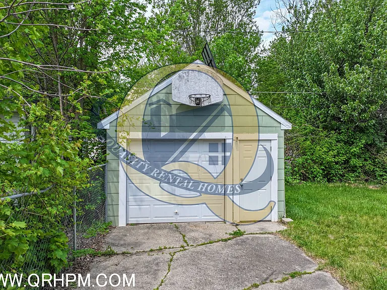 2544 Tyrone St — Photo 2