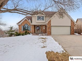 501 Kent Dr, Papillion, NE 68046