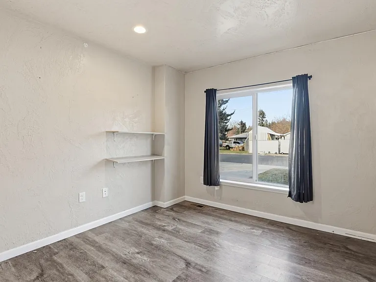 2725 N Miami Ct — Photo 7