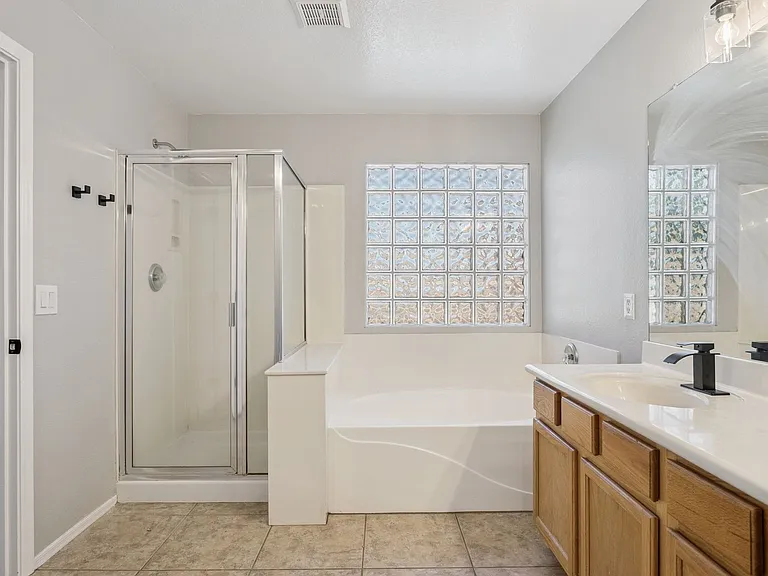 1556 N Rockwell Ct — Photo 18