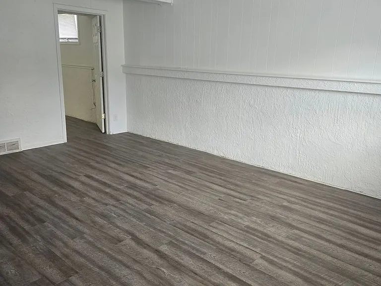 627 N Iowa St — Photo 2