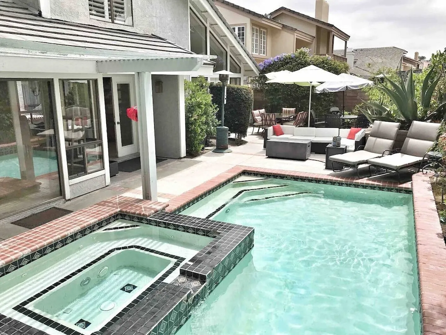 Stunning home near lake — Photo 1