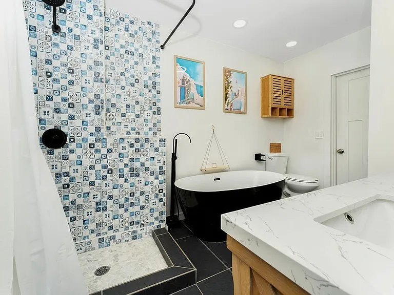 1422 Benjamin St — Photo 8