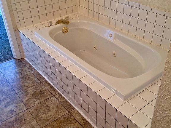Master bedroom jet tub 
