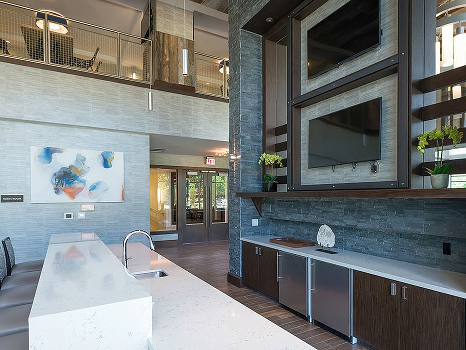 Entertaining kitchen and bar.