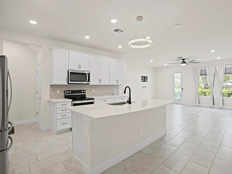 1866 SE Tarni Way — Photo 11