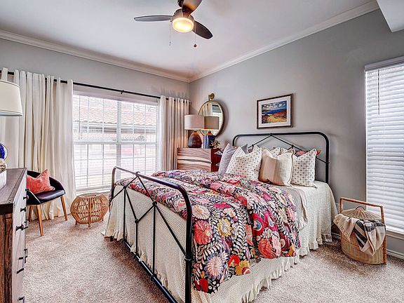 2nd image of 2501 Oak Hill Cir #325