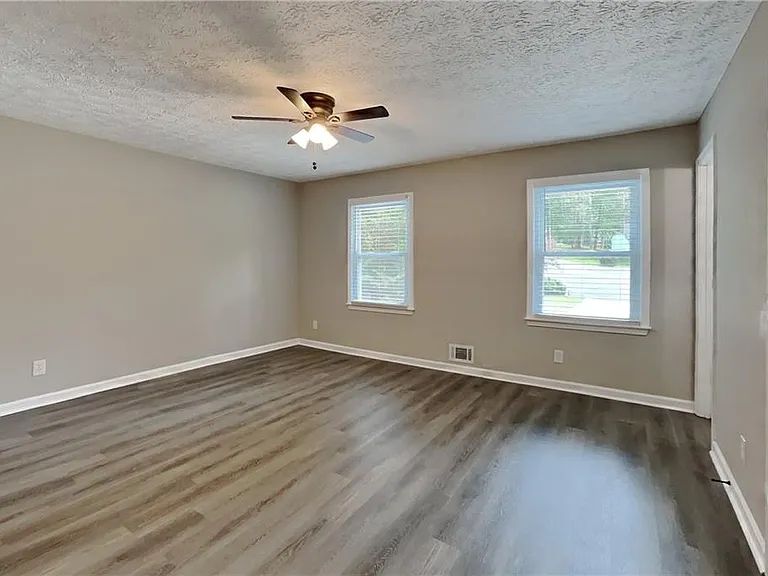 798 Brownlee Ln — Photo 8