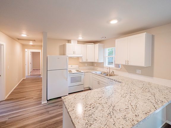 3rd image of 1422 Magnolia St SE #1422
