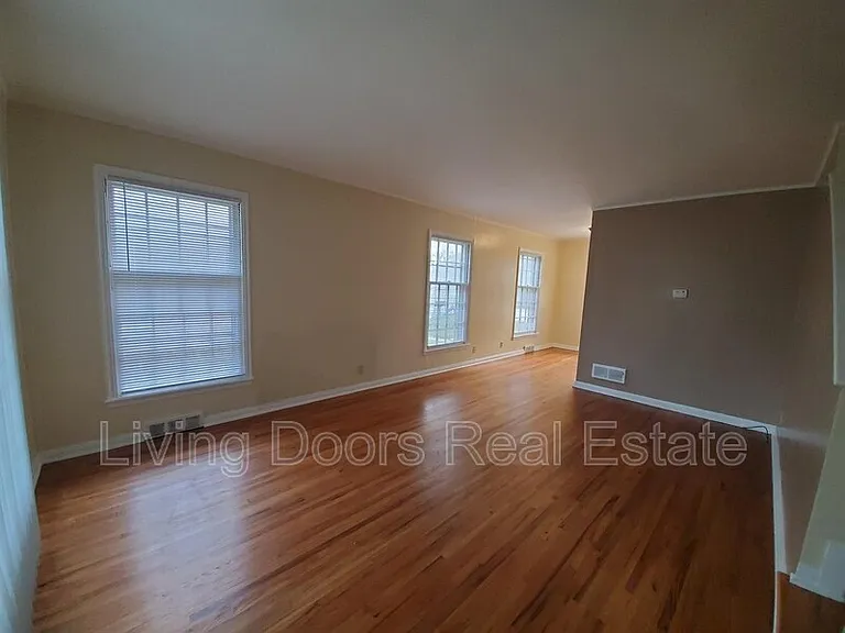 314 S 47th St — Photo 10