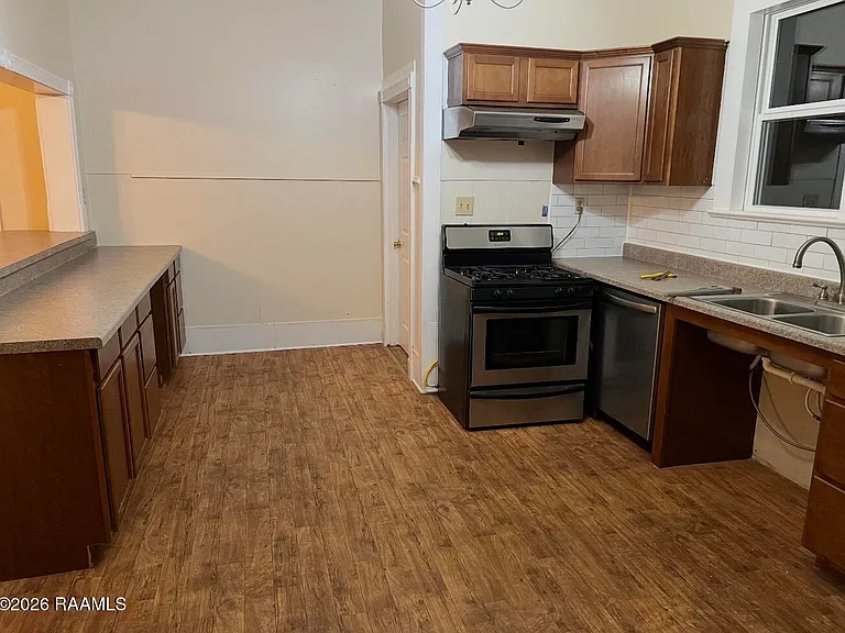 210 Kathryn St — Photo 3