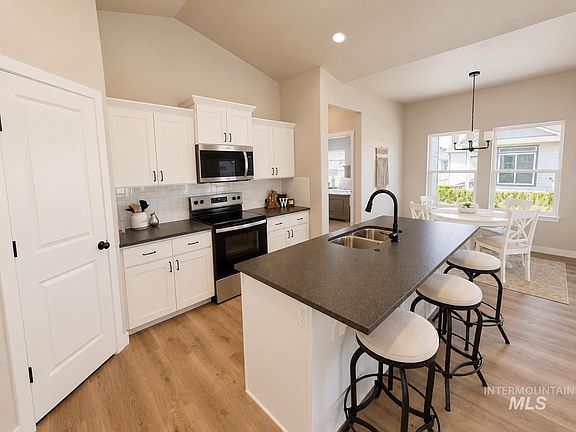 2nd image of 904 Quartz Rd