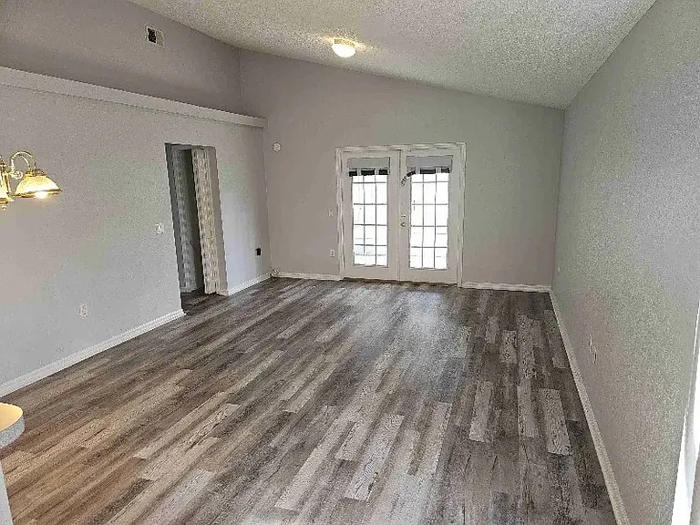 955 Forrest Dr — Photo 4
