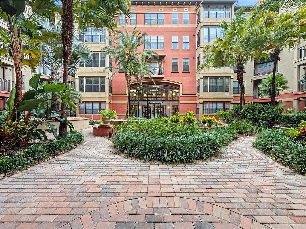 2 bed, 2.0 bath, 1085 sqft, $1,900 — Photo 1