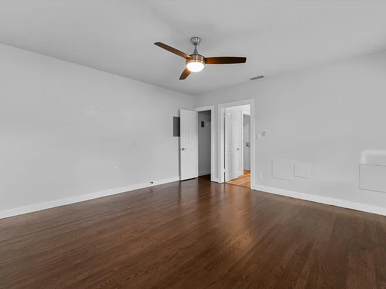 1119 Clinton St — Photo 24
