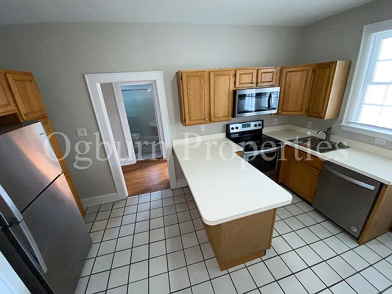 664 N Spring St — Photo 4
