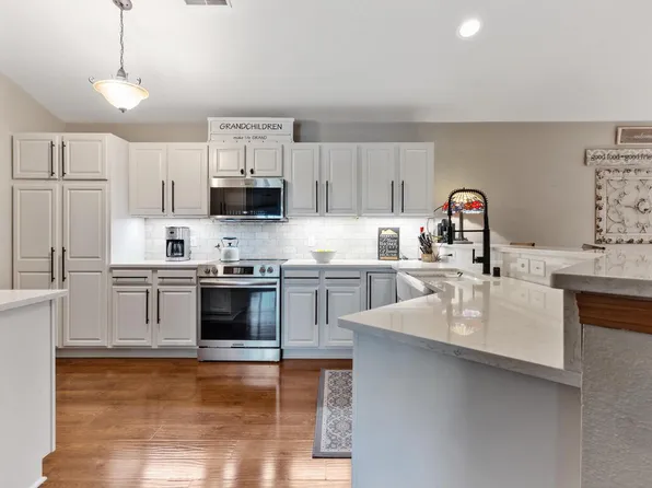 595 Grandview COURT #C, Pewaukee, WI 53072