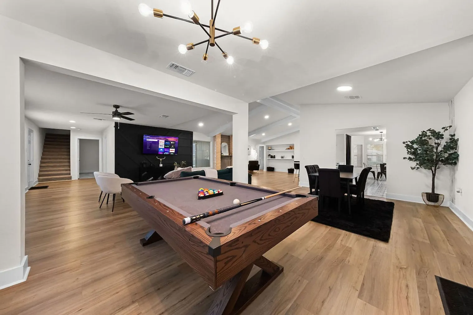 6 bed, 2.0 bath, 107628 sqft, $4,433 — Photo 2