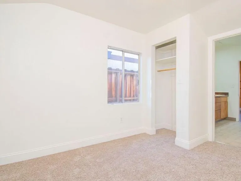 240 College Ct — Photo 7