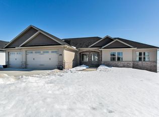 144 Angela Jean Cir, Peosta, IA 52068