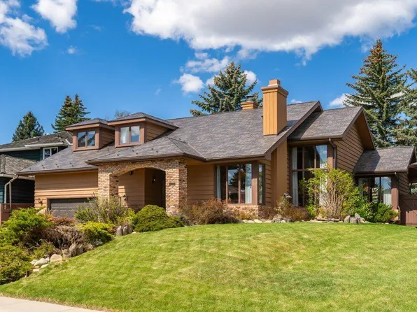 152 Coach Grove Pl SW, Calgary, AB T3H 1J2