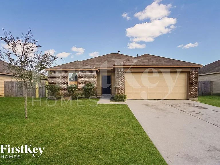 106 W Red Oak Ln — Photo 1
