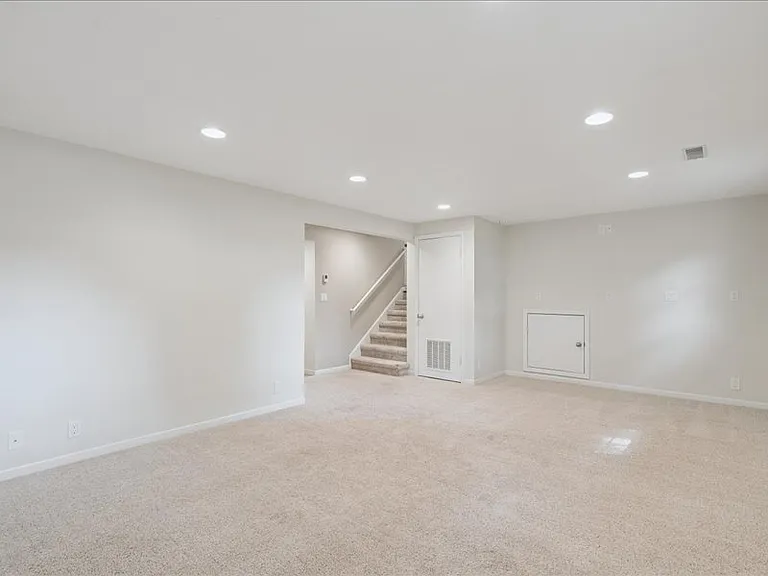 1429 Columbus Dr — Photo 17