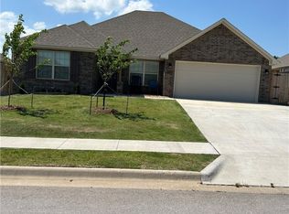 1017 Vista St, Gentry, AR 72734