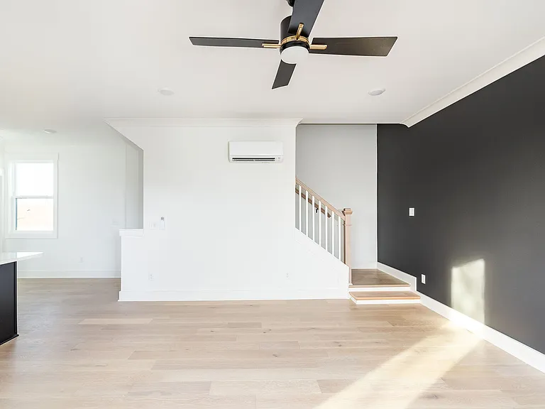 326 E Trinity Ln #C — Photo 11