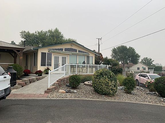 Back of house that has view 