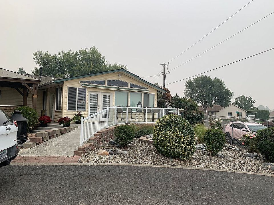 Back of house that has view 