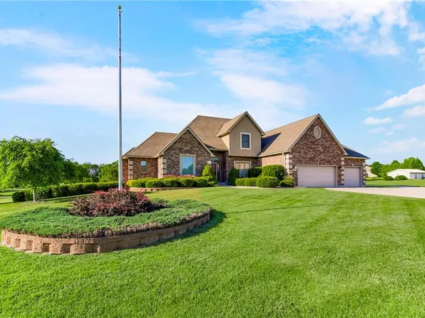24406 Woodland Cir, Lees Summit, MO 64086