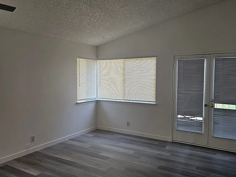 385 Portsmouth Ave — Photo 7