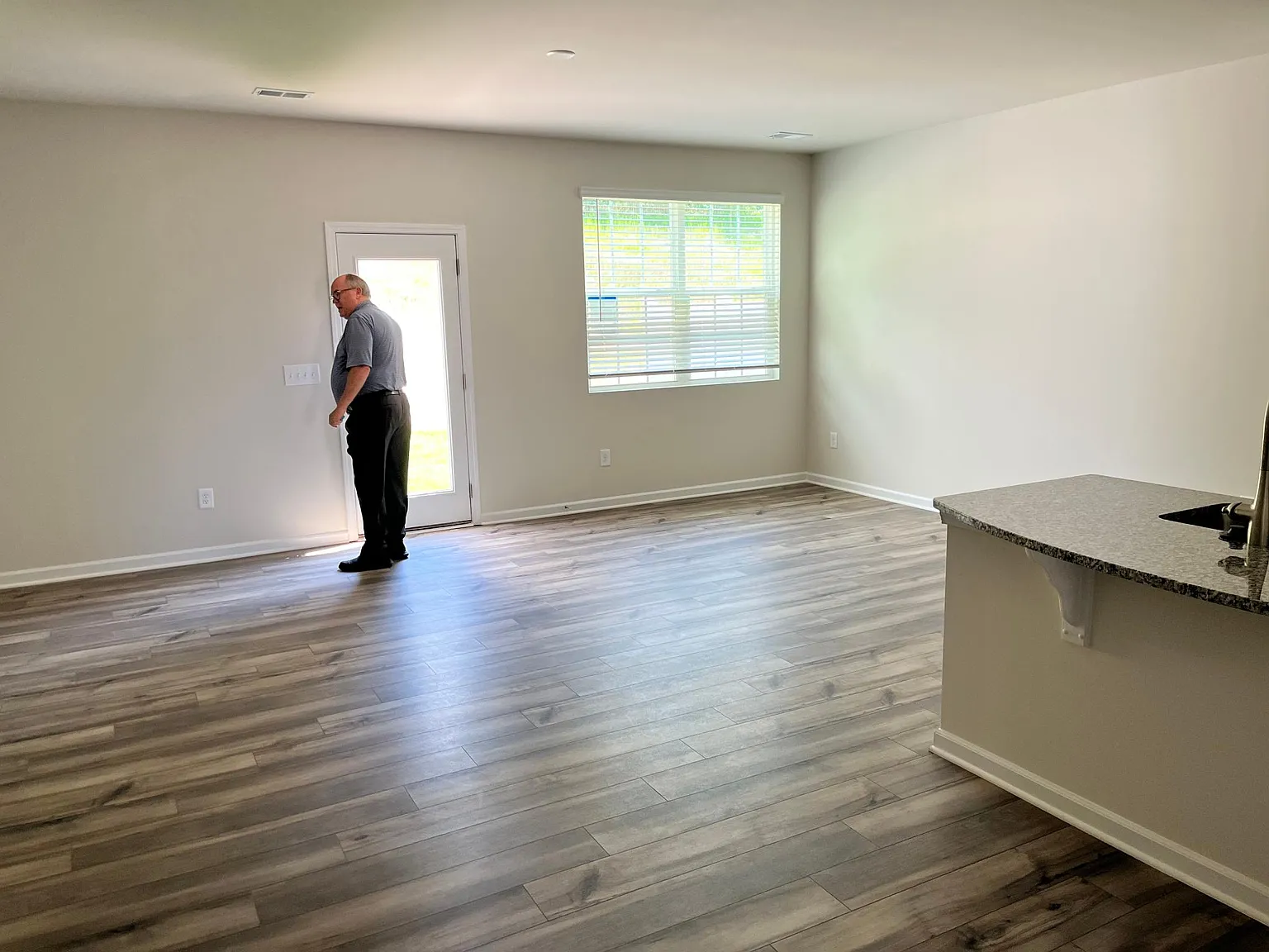 3 bed, 2.5 bath, 1729 sqft, $2,400 — Photo 4
