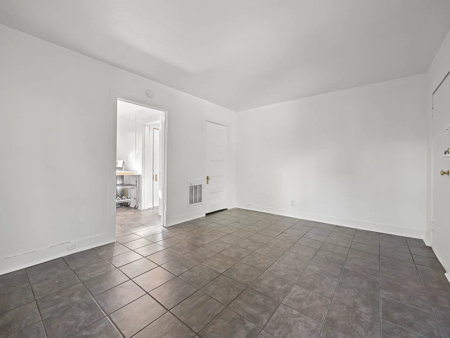 Studio, 380 sqft, $1,890 — Photo 4
