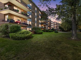 18 E Old Willow Rd APT 210, Prospect Heights, IL 60070