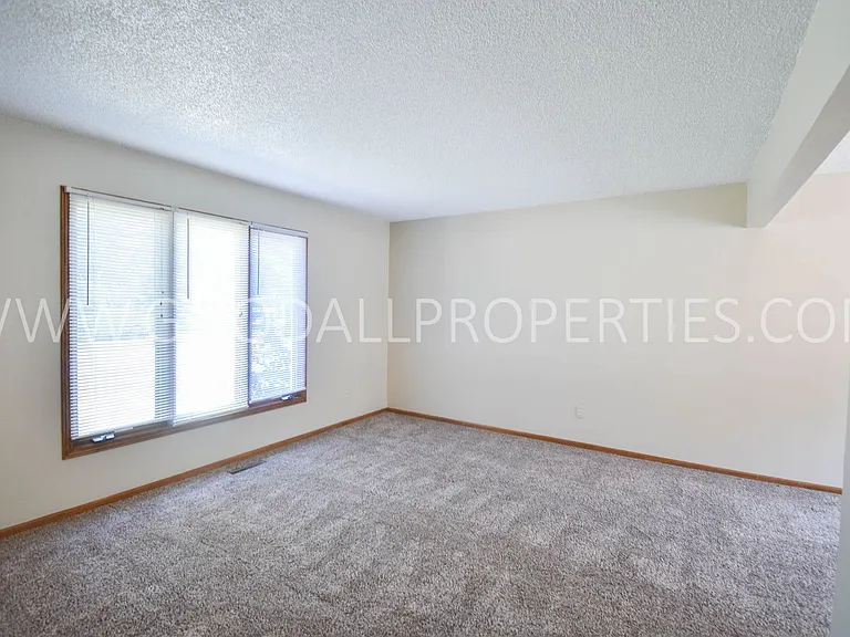 1104 Prairie View Dr — Photo 9