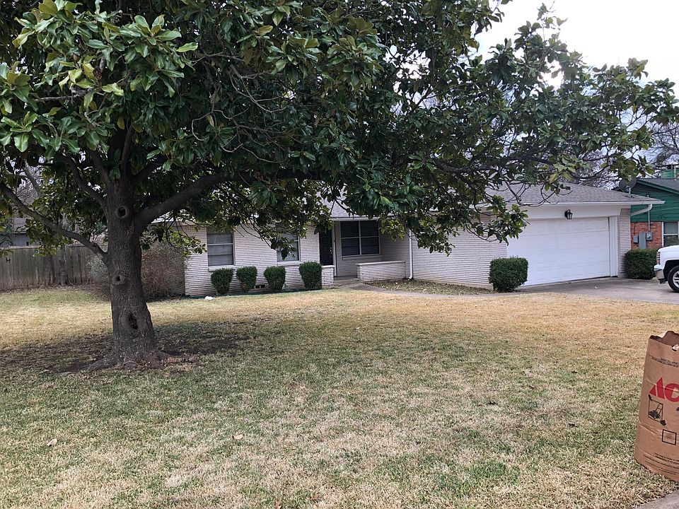 Front yard with beautiful Magnolia tree