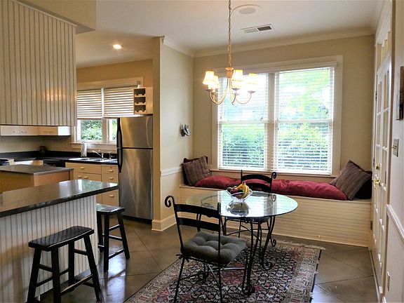 Breakfast Area w/window seat