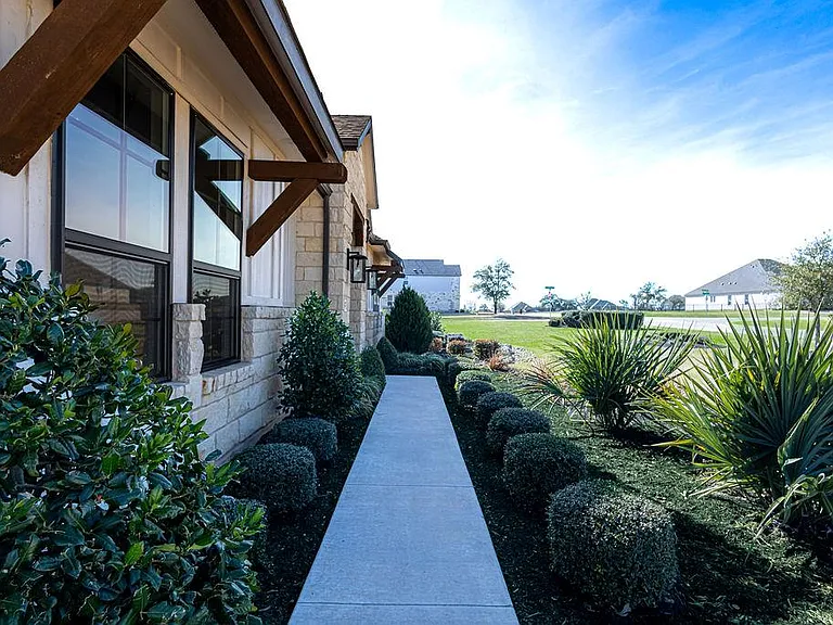 217 Northcrest Dr — Photo 4