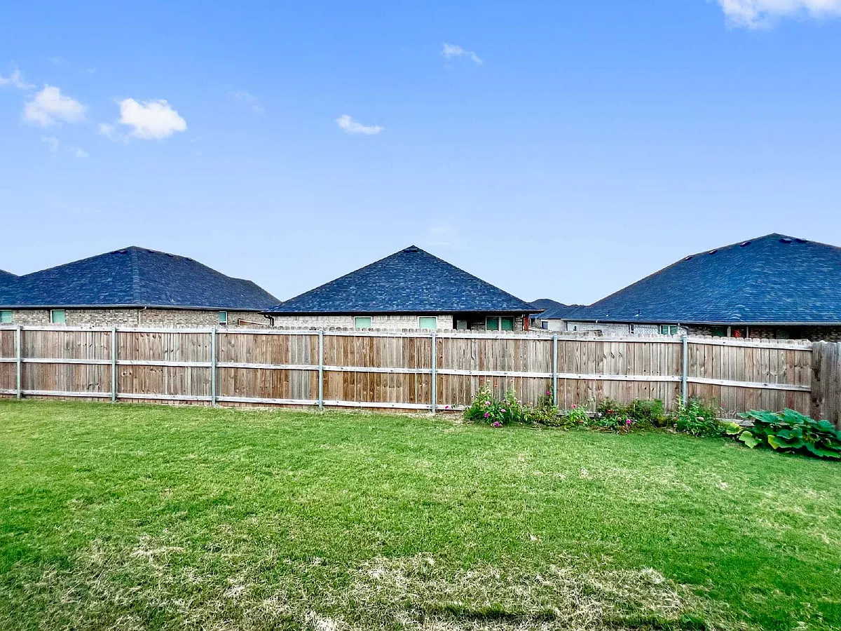 Building Photo - 2812 Orchid Dr