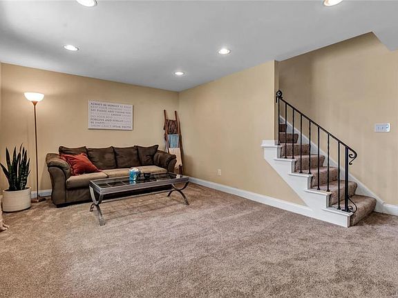 3rd image of 124 Harris Ct
