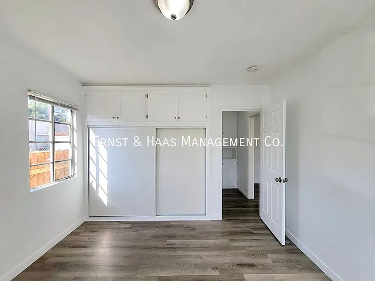 1027 E 7th St #1 — Photo 11